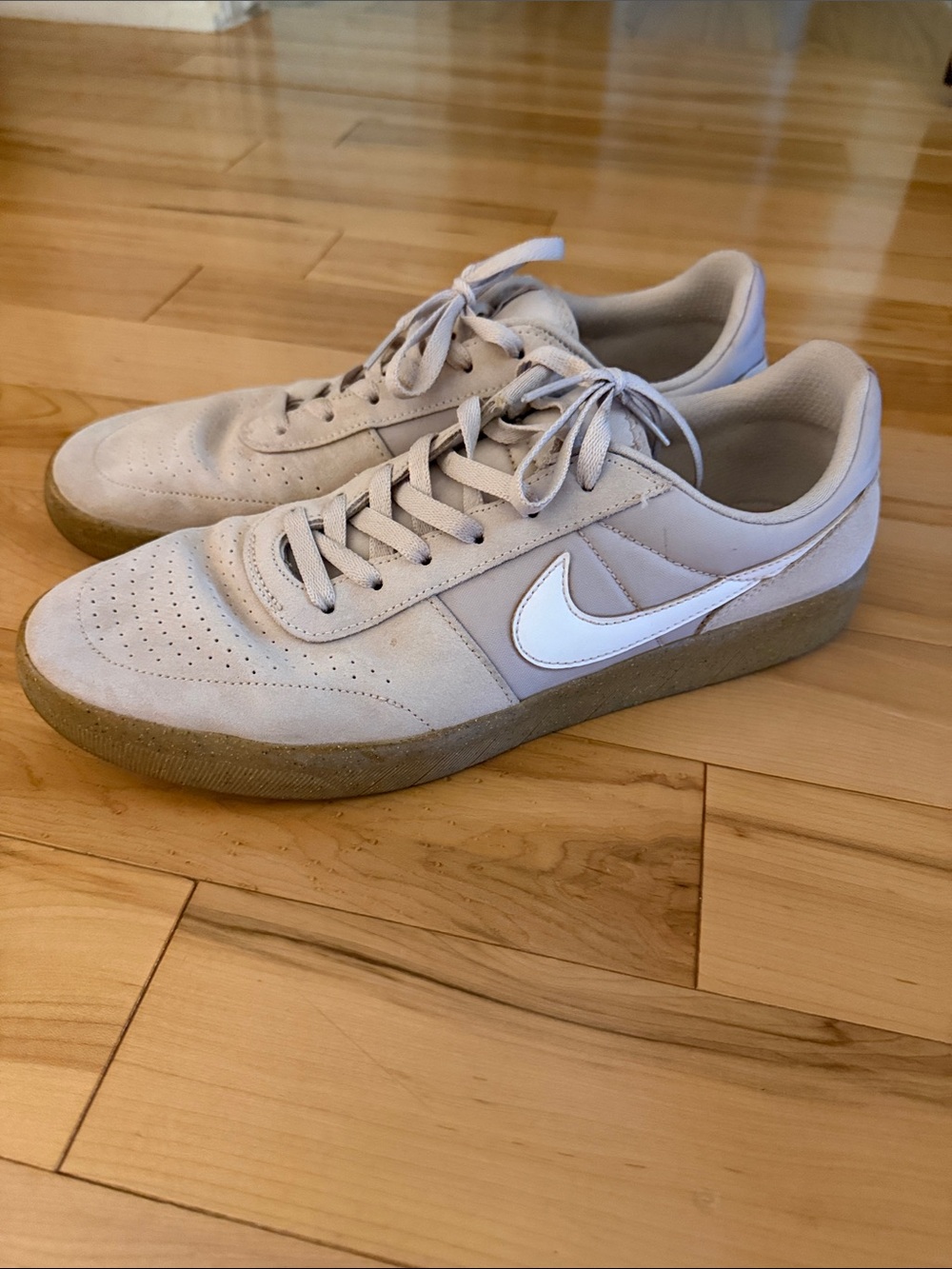 Nike Men's Low-Top Sneakers in Light Tan with White Swoosh